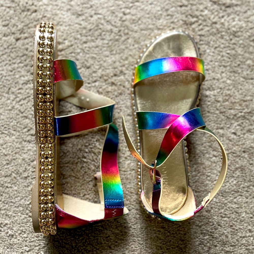 Multi color flat sandal with straps around the ankle